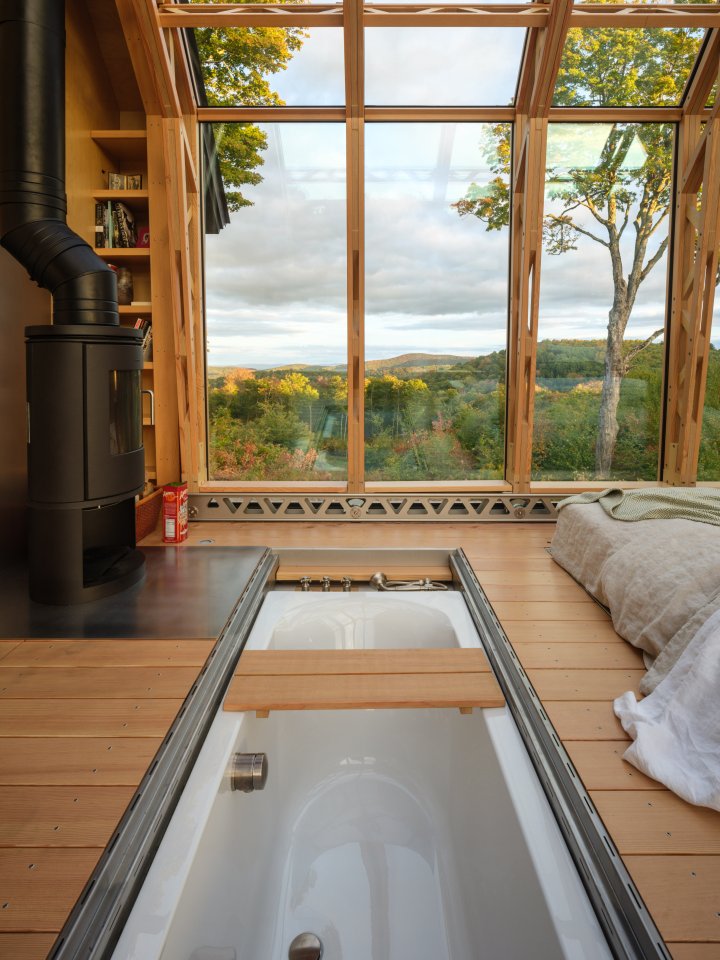 Bathtub and bed inside Cabin ANNA overlooking the Vermont landscape through its glass shell